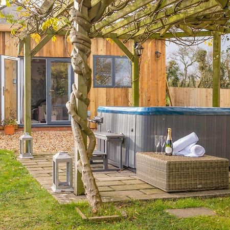 צ'יפנהאם Wisteria View With Hottub & Cabin Sleeps 20 מראה חיצוני תמונה