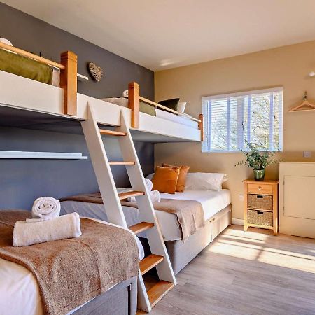 צ'יפנהאם Wisteria View With Hottub & Cabin Sleeps 20 מראה חיצוני תמונה