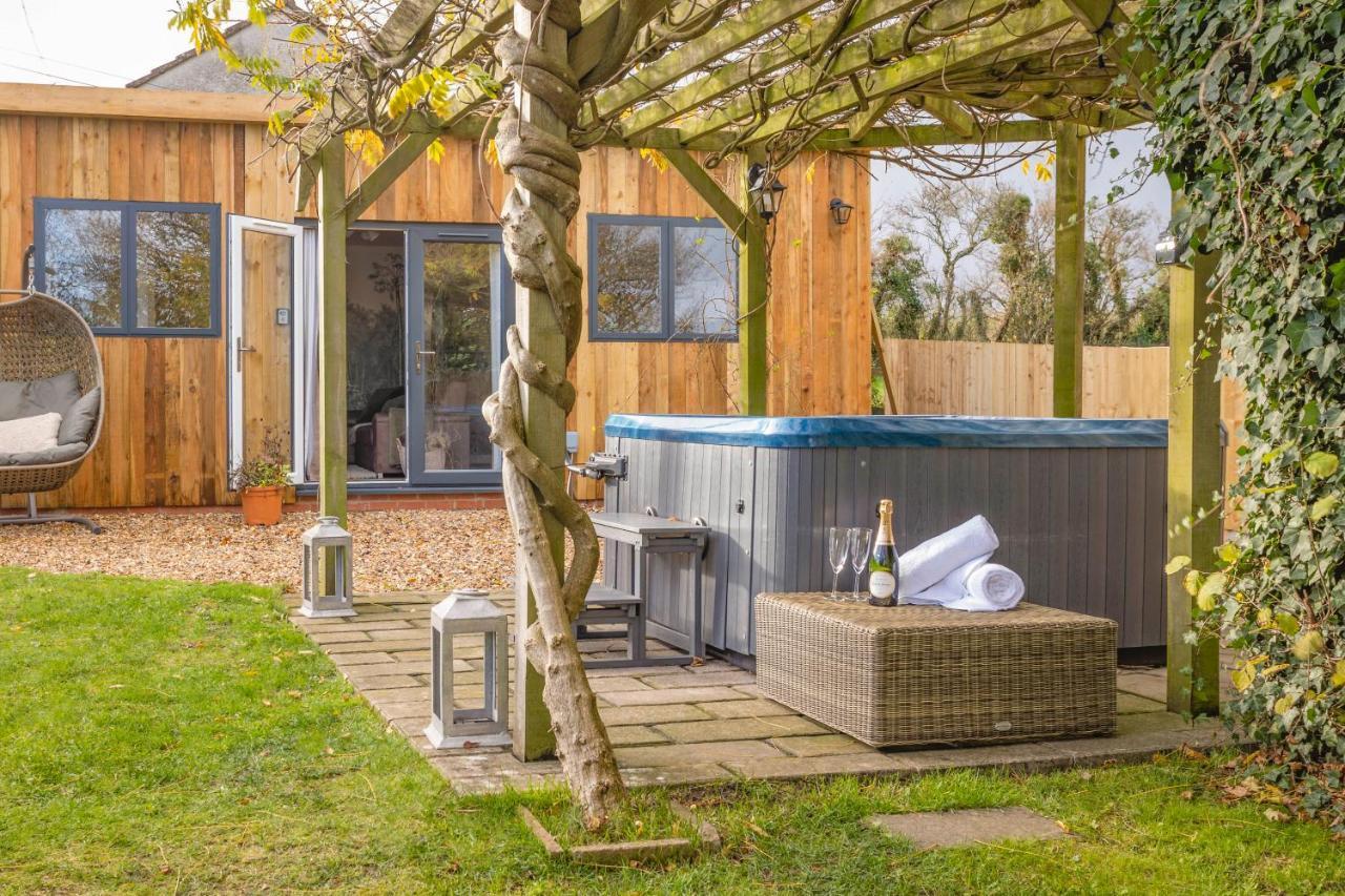 צ'יפנהאם Wisteria View With Hottub & Cabin Sleeps 20 מראה חיצוני תמונה