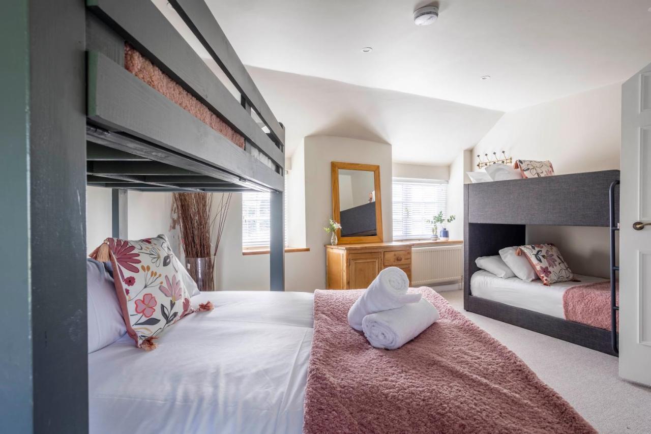 צ'יפנהאם Wisteria View With Hottub & Cabin Sleeps 20 מראה חיצוני תמונה