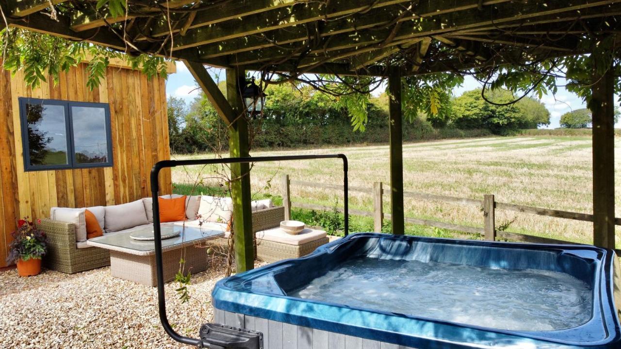צ'יפנהאם Wisteria View With Hottub & Cabin Sleeps 20 מראה חיצוני תמונה