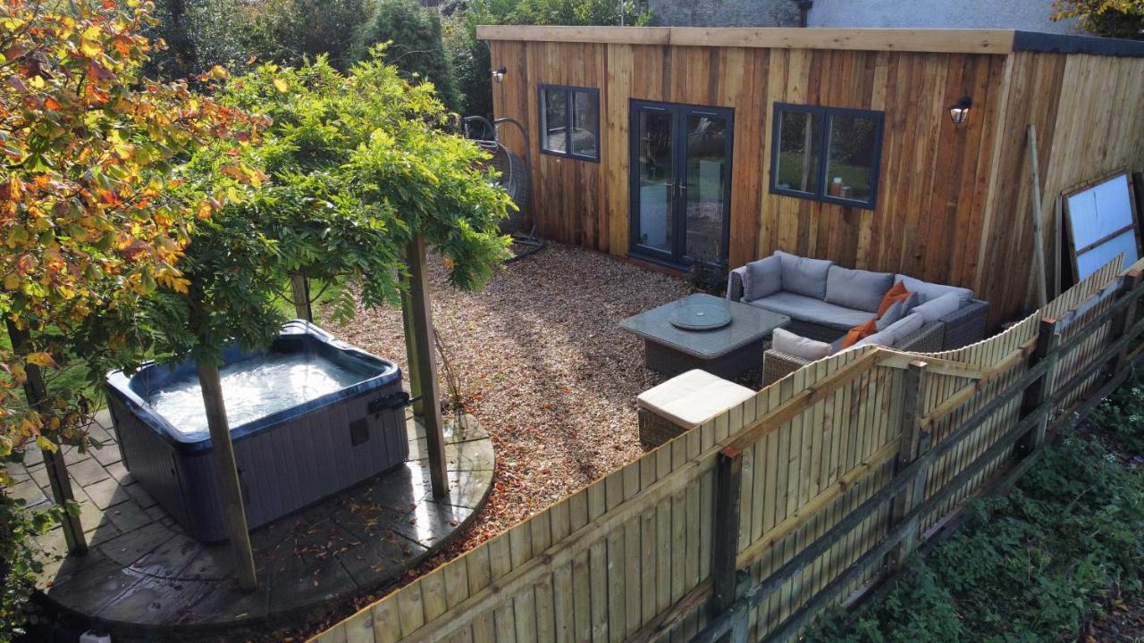 צ'יפנהאם Wisteria View With Hottub & Cabin Sleeps 20 מראה חיצוני תמונה