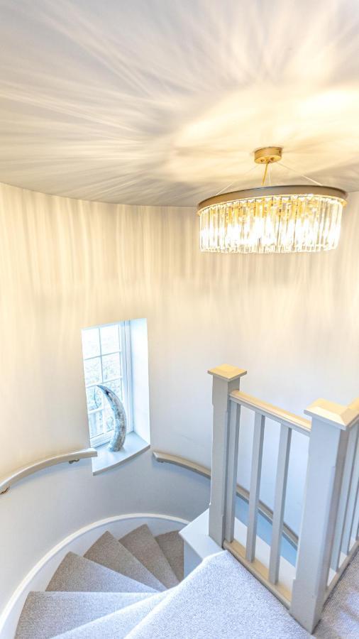 צ'יפנהאם Wisteria View With Hottub & Cabin Sleeps 20 מראה חיצוני תמונה