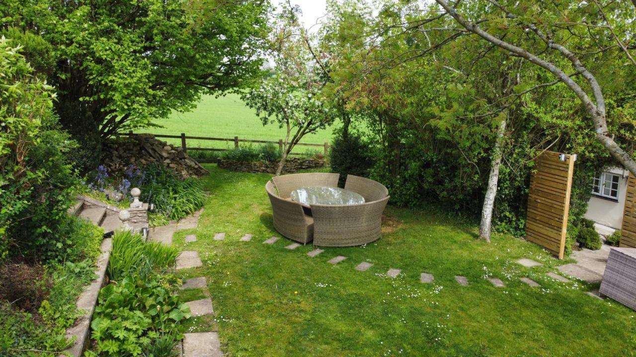צ'יפנהאם Wisteria View With Hottub & Cabin Sleeps 20 מראה חיצוני תמונה