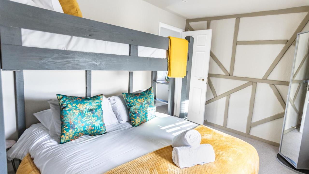 צ'יפנהאם Wisteria View With Hottub & Cabin Sleeps 20 מראה חיצוני תמונה