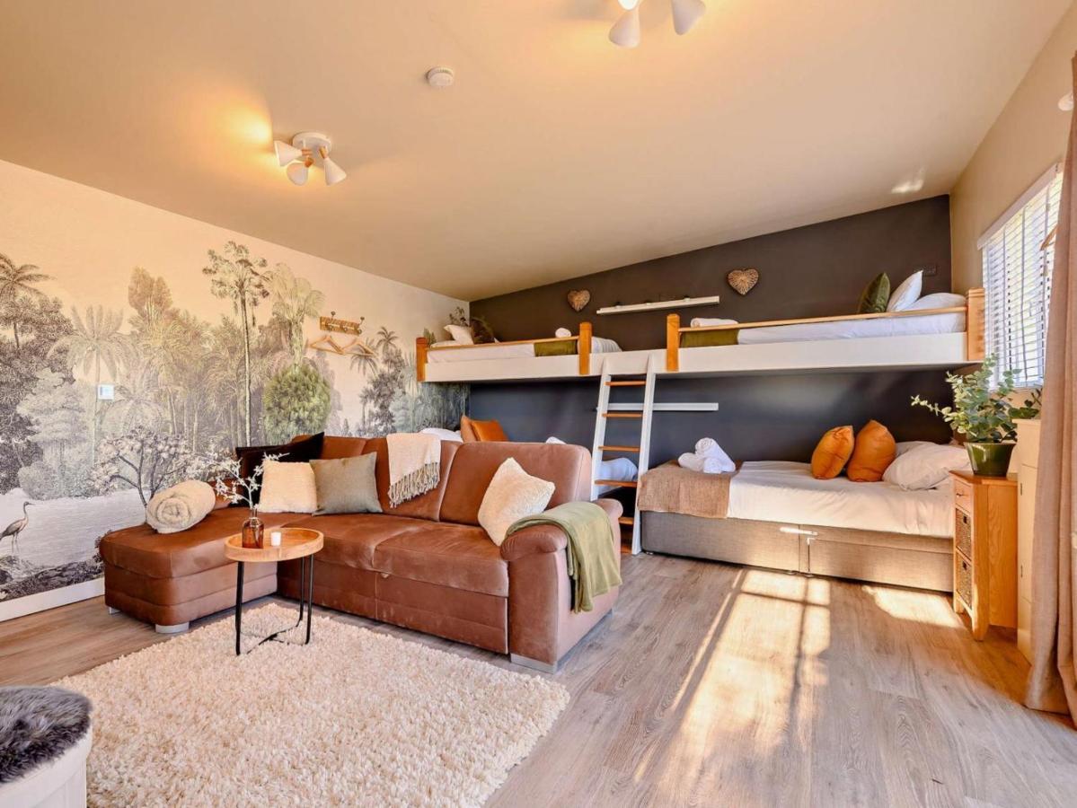 צ'יפנהאם Wisteria View With Hottub & Cabin Sleeps 20 מראה חיצוני תמונה