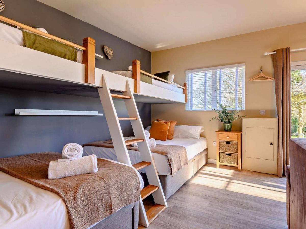 צ'יפנהאם Wisteria View With Hottub & Cabin Sleeps 20 מראה חיצוני תמונה