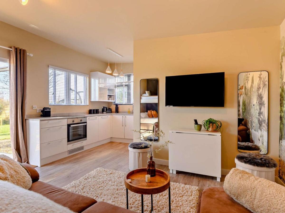צ'יפנהאם Wisteria View With Hottub & Cabin Sleeps 20 מראה חיצוני תמונה