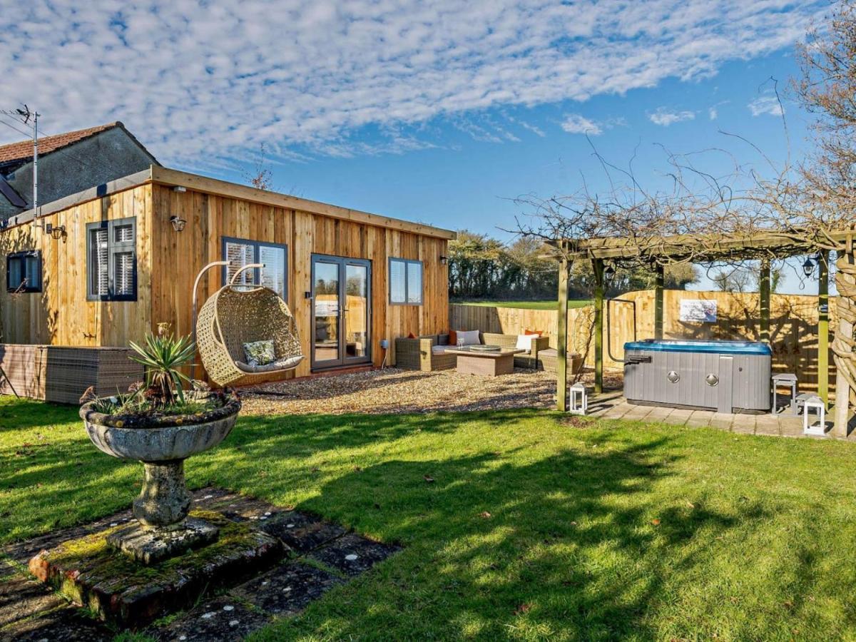 צ'יפנהאם Wisteria View With Hottub & Cabin Sleeps 20 מראה חיצוני תמונה