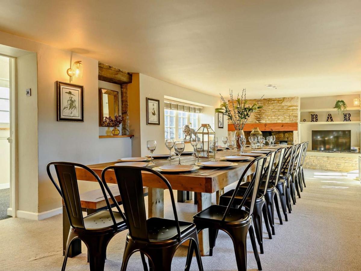 צ'יפנהאם Wisteria View With Hottub & Cabin Sleeps 20 מראה חיצוני תמונה