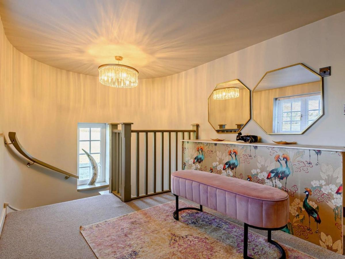 צ'יפנהאם Wisteria View With Hottub & Cabin Sleeps 20 מראה חיצוני תמונה