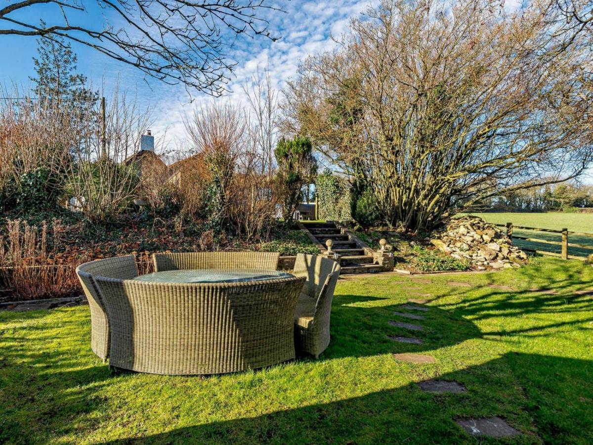 צ'יפנהאם Wisteria View With Hottub & Cabin Sleeps 20 מראה חיצוני תמונה