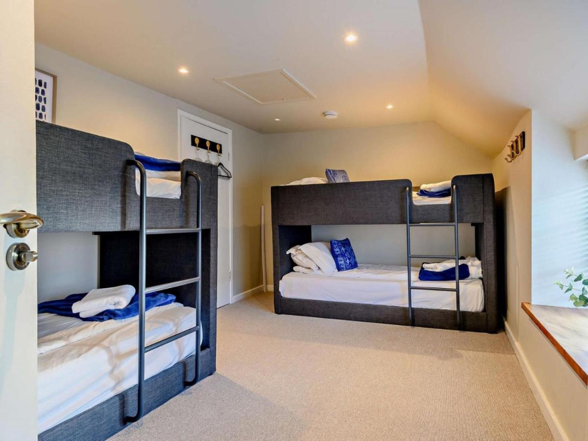צ'יפנהאם Wisteria View With Hottub & Cabin Sleeps 20 מראה חיצוני תמונה