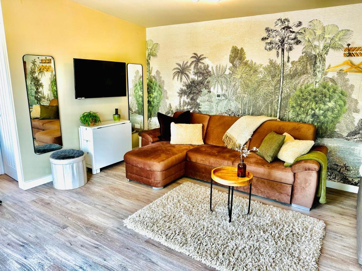 צ'יפנהאם Wisteria View With Hottub & Cabin Sleeps 20 מראה חיצוני תמונה