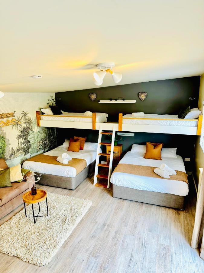 צ'יפנהאם Wisteria View With Hottub & Cabin Sleeps 20 מראה חיצוני תמונה