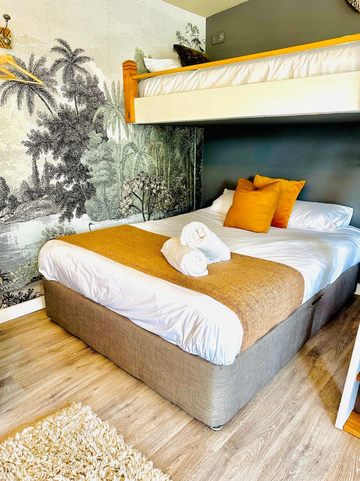 צ'יפנהאם Wisteria View With Hottub & Cabin Sleeps 20 מראה חיצוני תמונה
